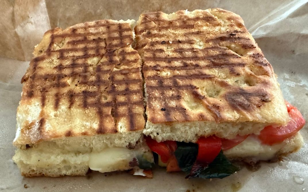 그릴 자국이 선명한 샌드위치