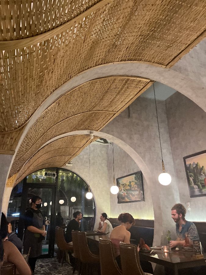 식당 내부의 테이블 세팅