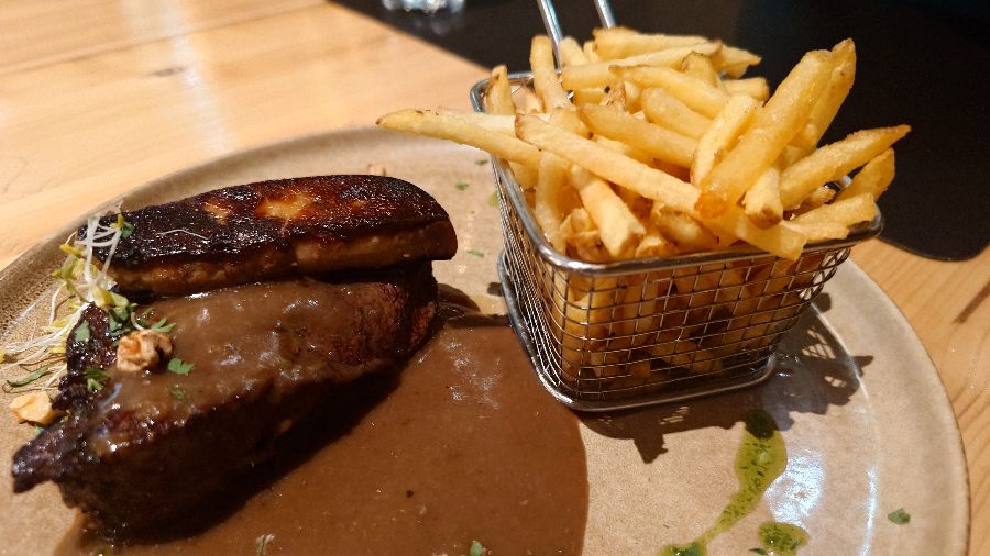 앵거스 소고기 안심과 감자튀김