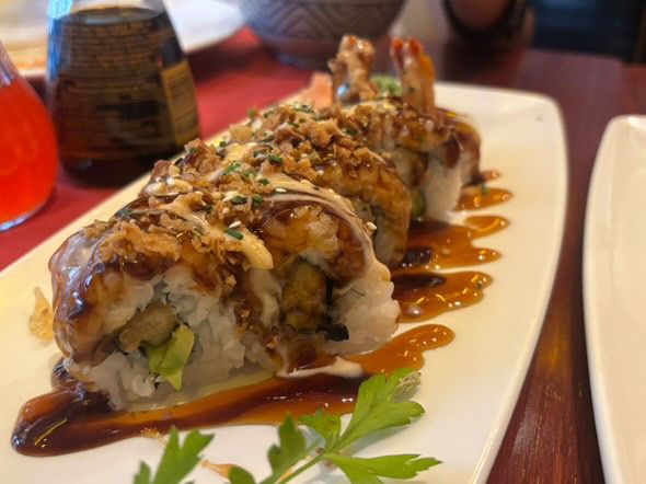 데리야끼 소스와 허니 머스터드 소스를 곁들인 참치 초밥