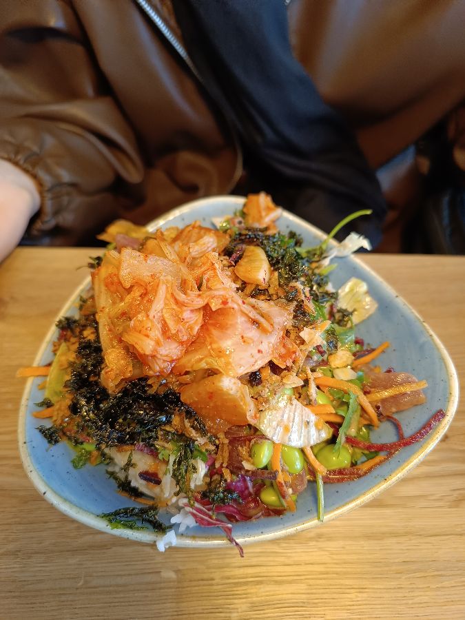 김치가 올려진 독특한 포케