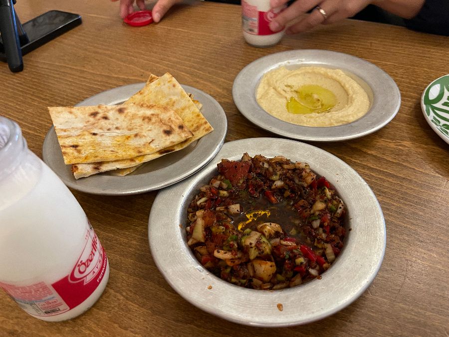 후무스, 빵, 그리고 빨간 메제