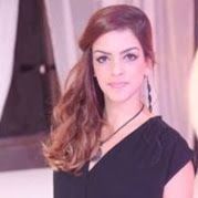 갈색 머리의 여성이 카메라를 응시하고 있다.