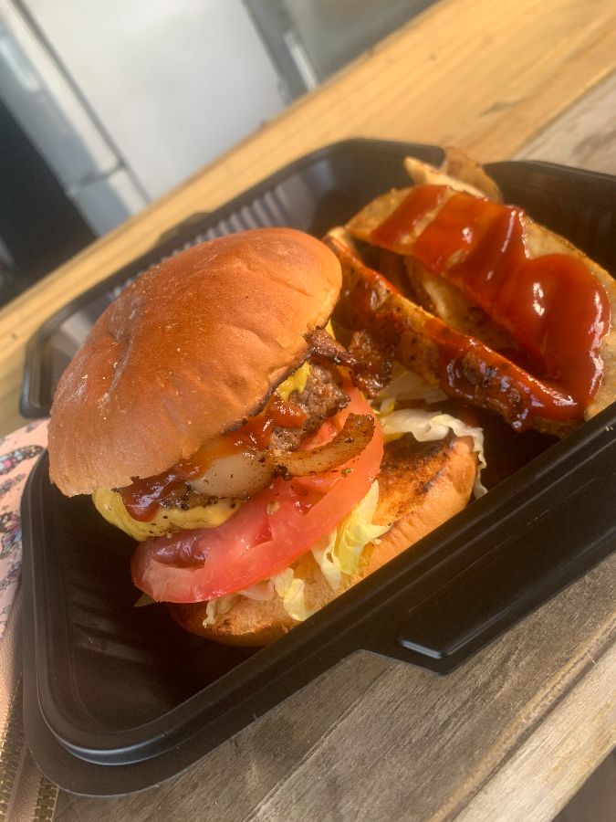 먹음직스러운 수제 버거와 웨지 감자