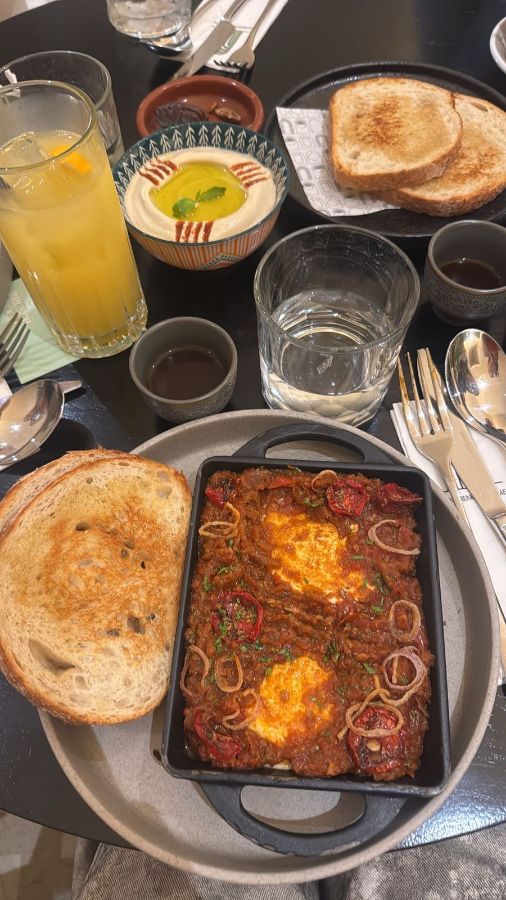 할루미와 아보카도 토스트