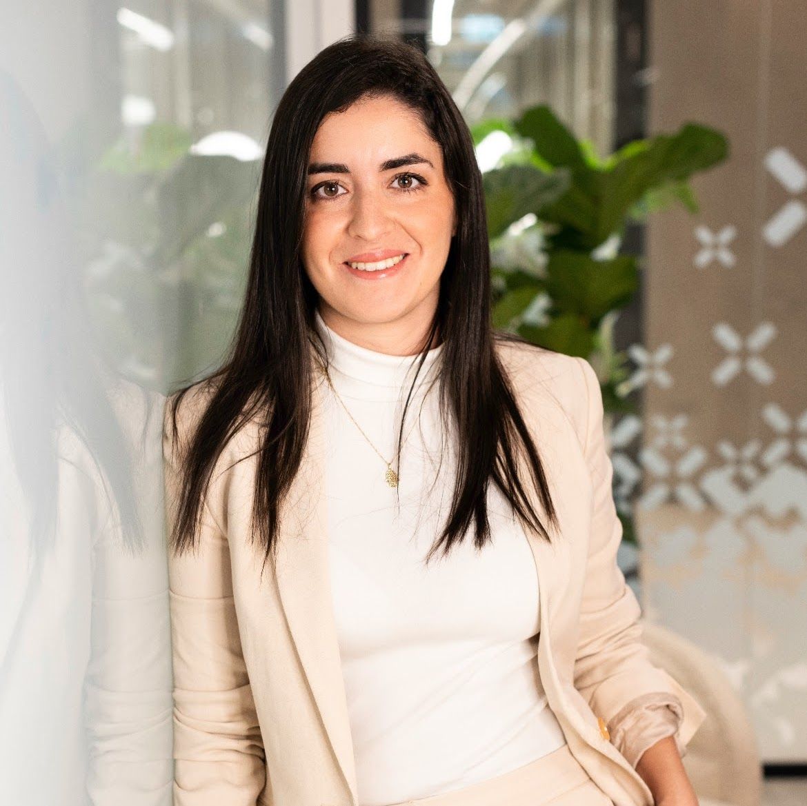 환한 미소를 짓고 있는 여성의 사진.