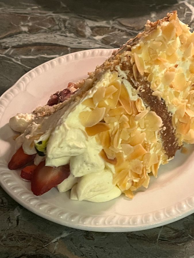 라즈베리 & 리치 쉬폰 케이크