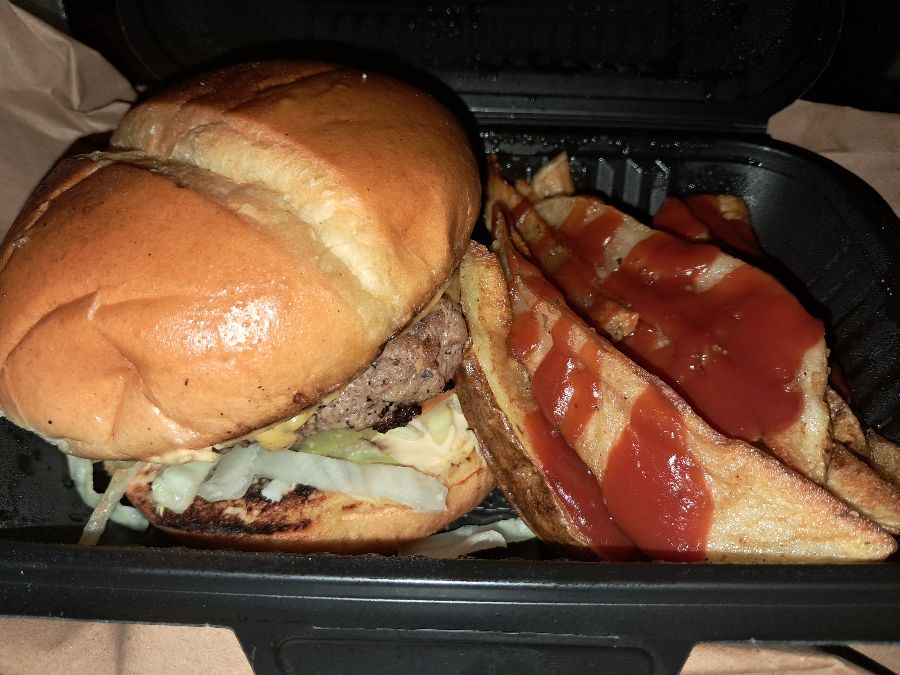 포장된 버거와 웨지 감자