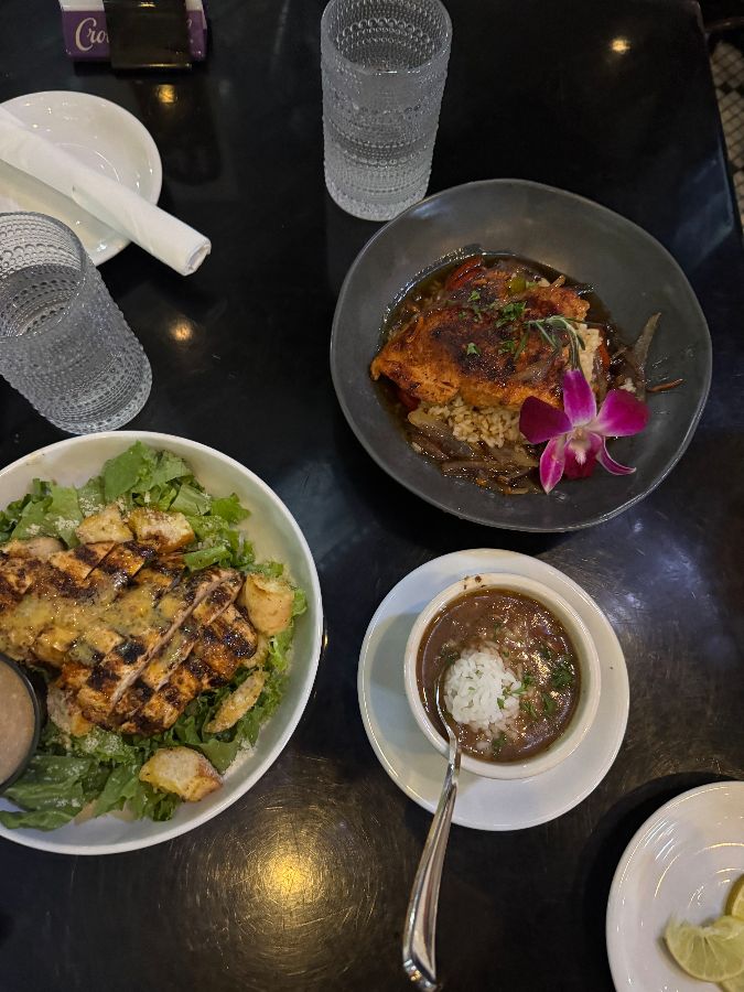 해산물 검보, 붉돔 요리, 시저 샐러드