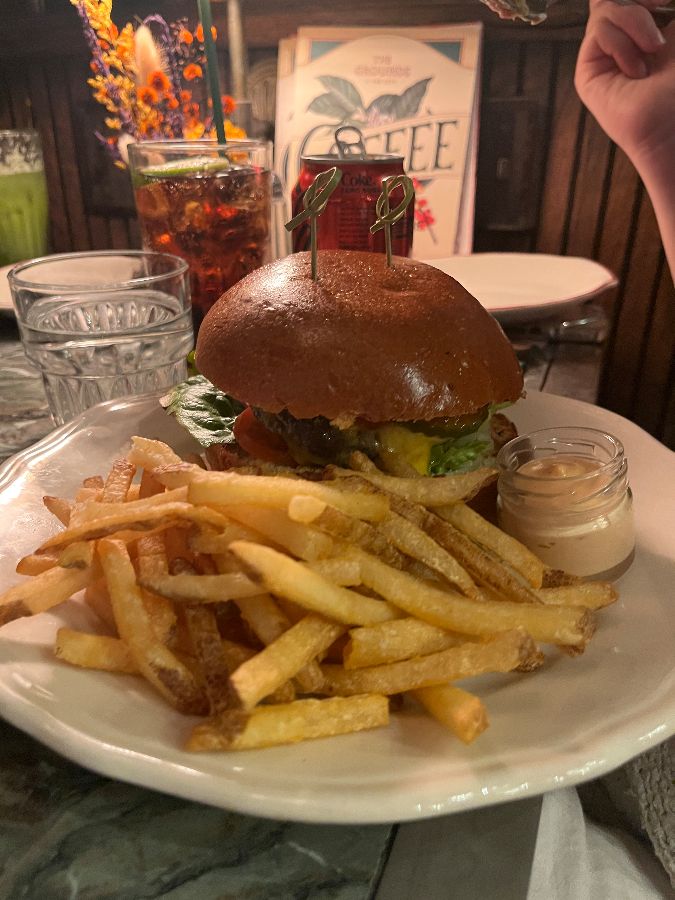 버거와 감자튀김