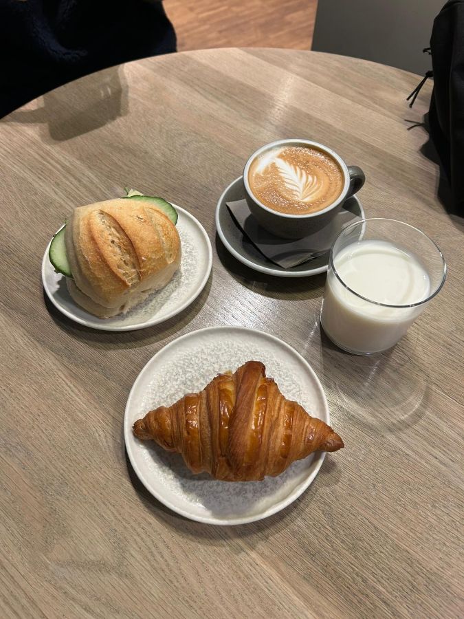 크루아상 샌드위치 커피