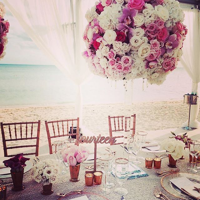 해변가의 아름다운 테이블 세팅