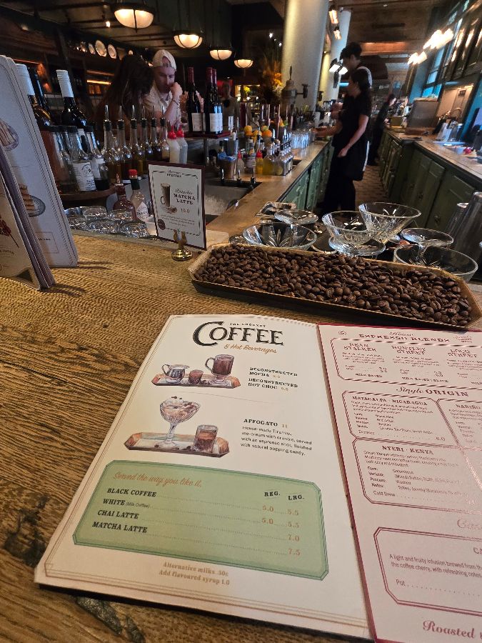 메뉴판과 커피 원두