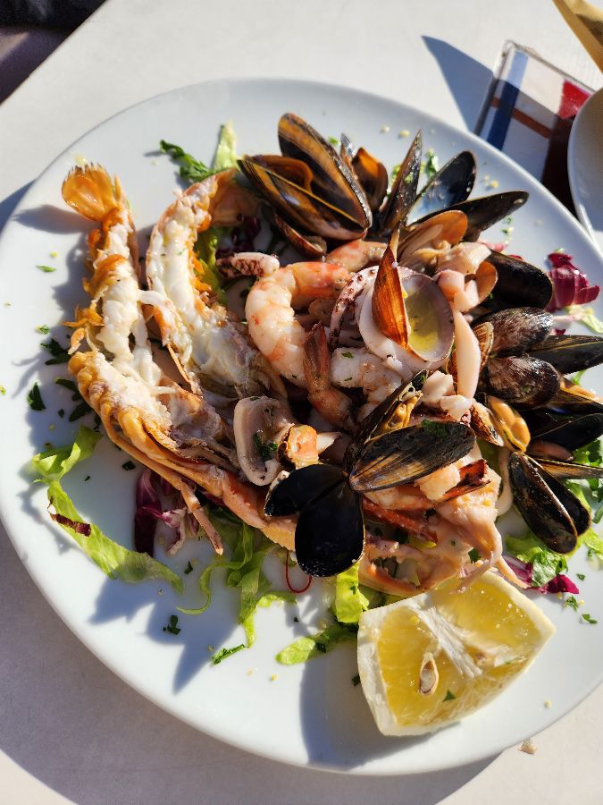 신선한 해산물이 가득한 요리