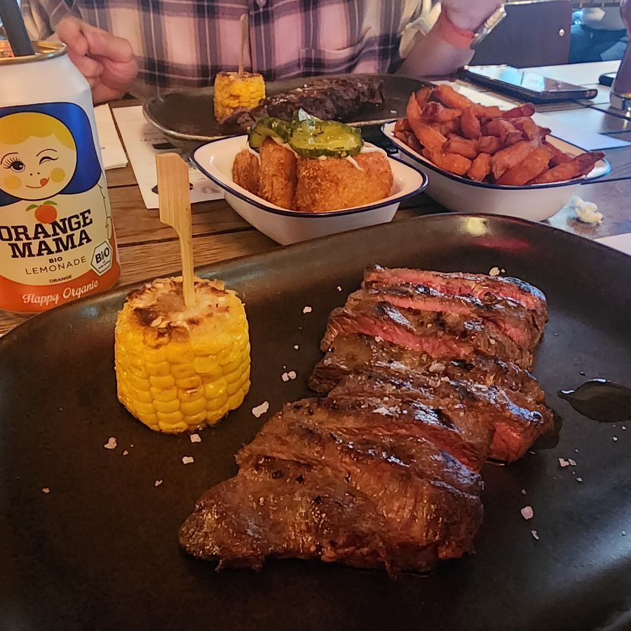 스테이크와 다양한 사이드 메뉴