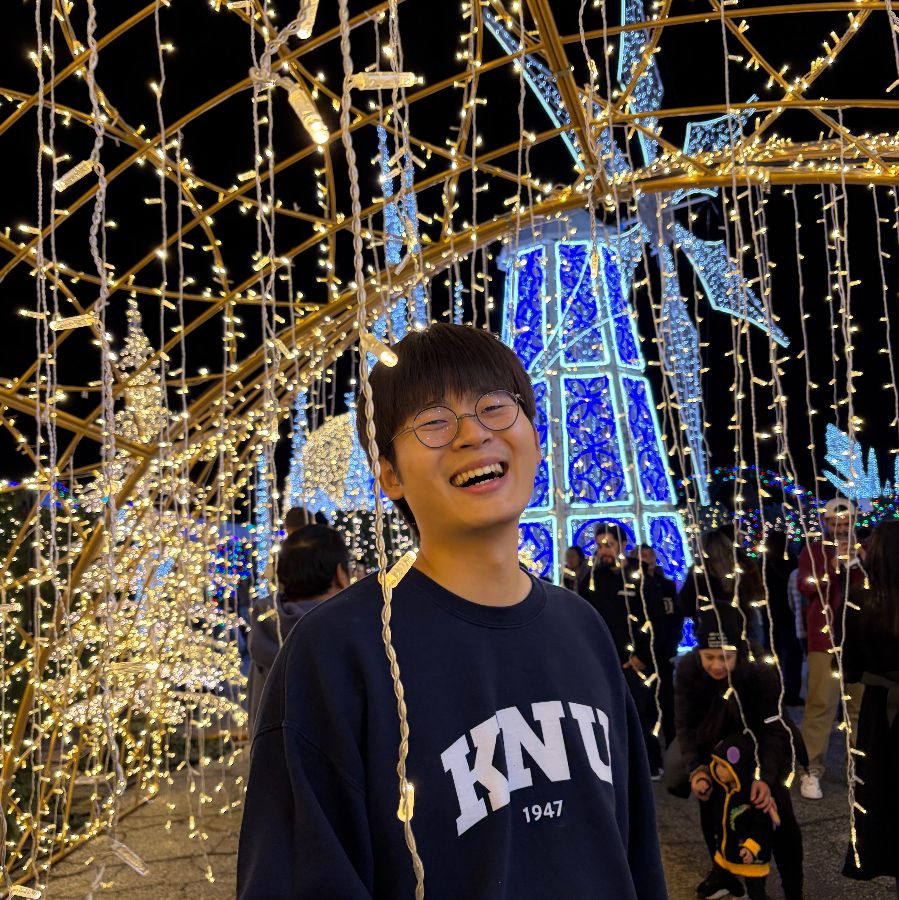 조명 아래 웃는 사람