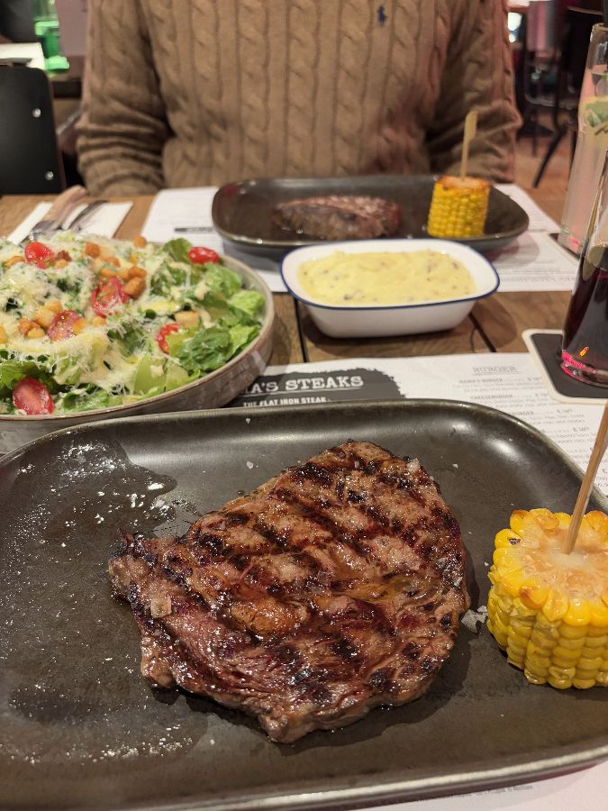 잘 구워진 스테이크