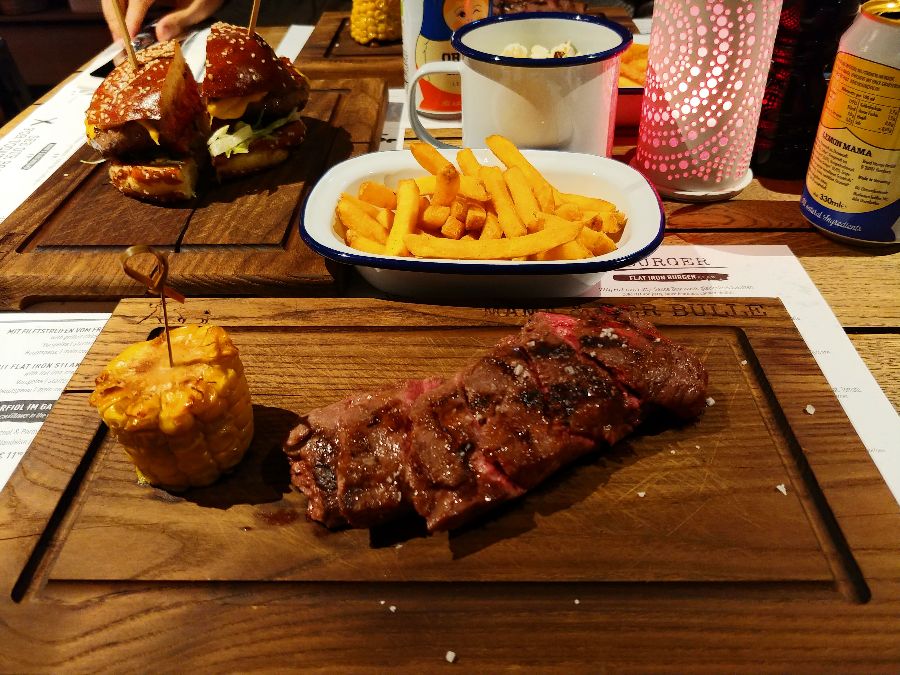 스테이크와 사이드 메뉴