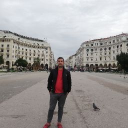 건물 앞에서 포즈를 취한 남성