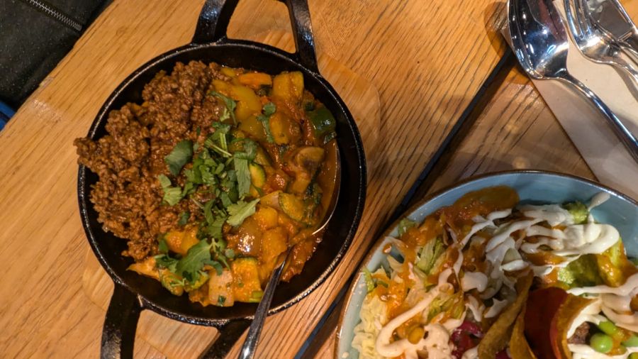 Loco Chicks 맛있는 음식