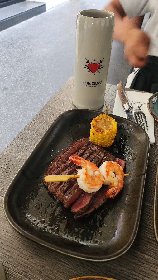 Mother and Bull 외관