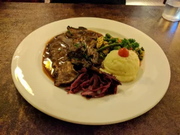 콜라바 골목길 숨은 보석, 임비스에서 맛보는 독일 가정식의 향수