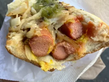 밤의 열기가 식어가는 밴쿠버, Bro’s Hot Dog에서 맛보는 인생 핫도그 맛집