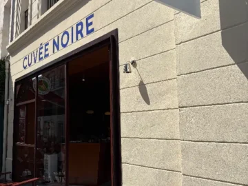 파리 2구, 뀌베 누아르에서 만나는 말차의 깊은 풍미: 특별한 미식 경험을 선사하는 맛집 탐방