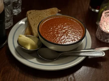 오랜 역사 속 숨겨진 런던 맛집, 인생 맥주를 만나다