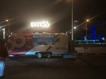 55번 출구에서 만나는 특별한 수제버거, 꿈결 같은 도심 속 버거 맛집