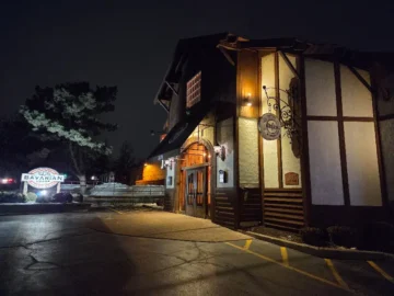 독일의 맛과 향이 살아 숨 쉬는, 미시간 최고의 독일 맛집 바이에른 롯지 서사