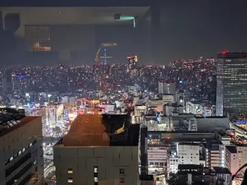 도쿄 야경 속에 피어나는 맛, 오로라 스카이 라운지의 황홀경