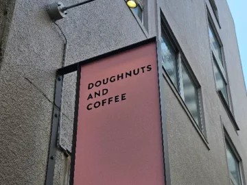 아자부주반 골목길, 쫄깃한 도넛과 향긋한 커피의 특별한 만남 – 도쿄 맛집 탐험기