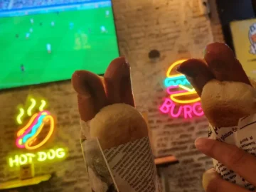 바르셀로나 골목길 속 숨은 보석, 댄스 핫도그 맛집 기행