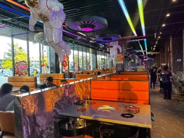 우주 테마 속 서울 맛집 탐험, 갤럭시 핫팟 앤 그릴에서 즐기는 특별한 미식 경험