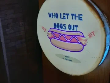 뭄바이 말라드 숨은 보석, Who Let The Dogs Out에서 맛보는 특별한 핫도그 여행