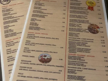 카마리 해변의 숨겨진 보석, Stop Souvlaki에서 맛보는 그리스 맛집 기행