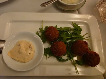 토론토 미식 골목, 라비니아에서 만나는 정통 스페인 맛집의 향수