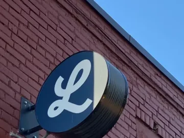 토론토 레슬리빌 최고의 수제 맥주, Left Field Brewery: 특별한 추억을 만드는 맛집 탐험기