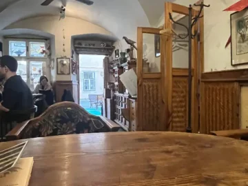 프라하 숨은 보석, 아늑한 티룸에서 맛보는 특별한 차 맛집 여정